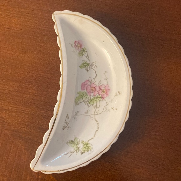 Vintage moon dish with floral print and gold trim - Picture 2 of 3